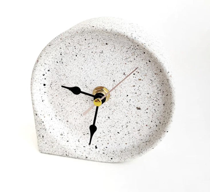 Horloge de bureau en grès blanc |