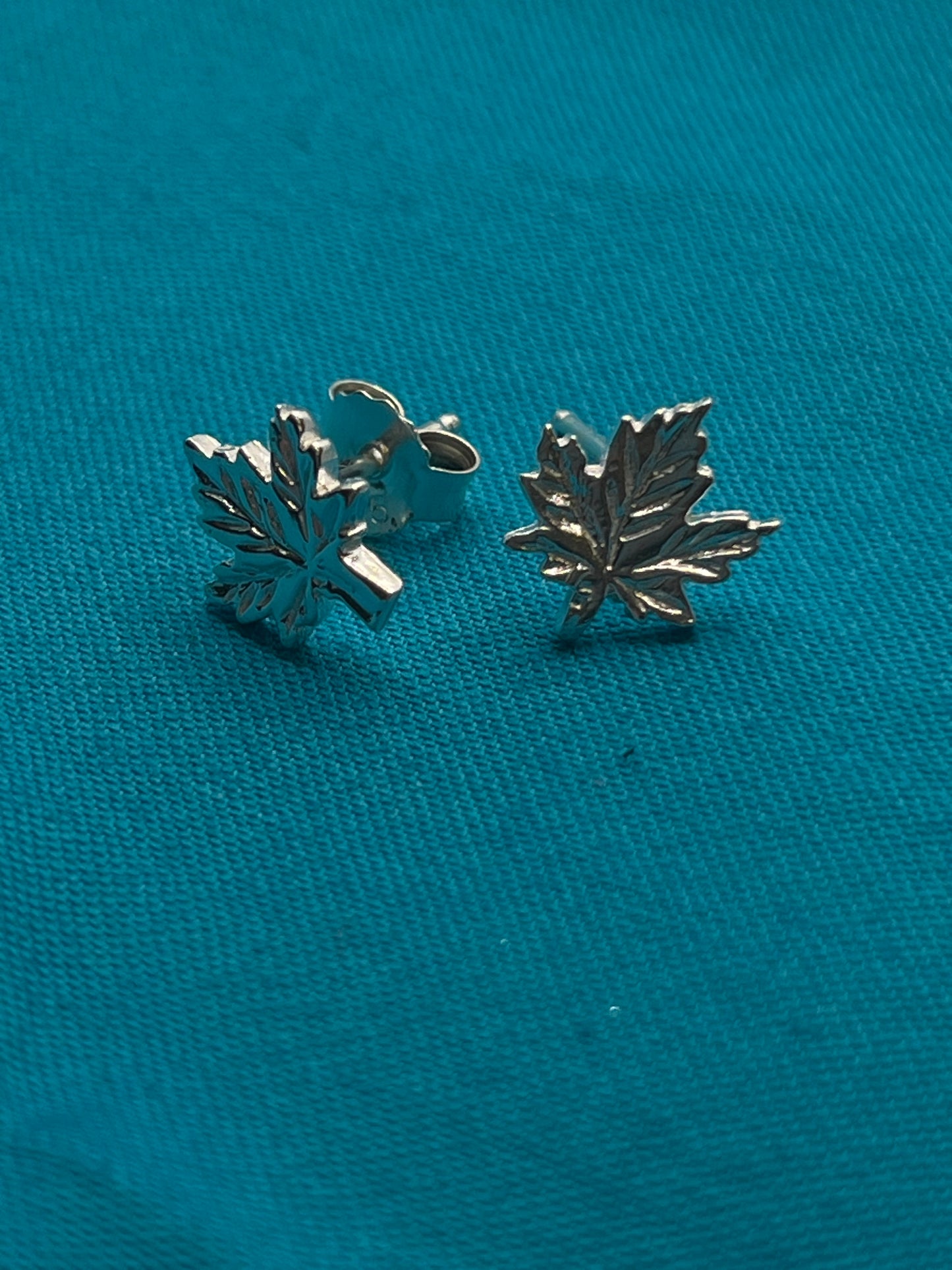 Small Maple Leaf Earring, Hook | Petit pendentif feuille d''érable