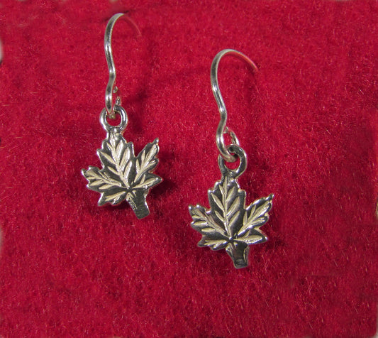 Small Maple Leaf Earring, Hook | Petit pendentif feuille d'érable