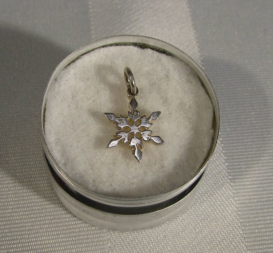 Smal Pointed Snowflake Pendant | Petit pendentif flocon de neige pointu